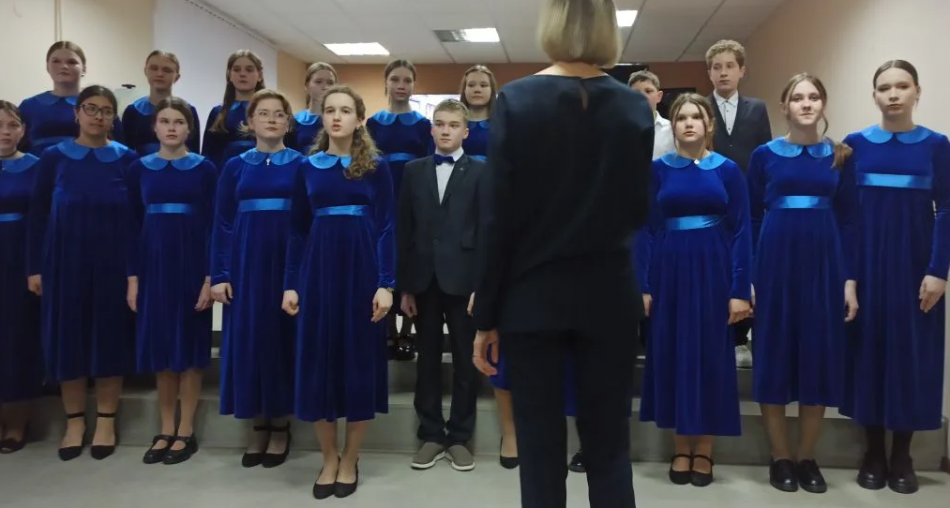 Выступление хорового коллектива старших классов