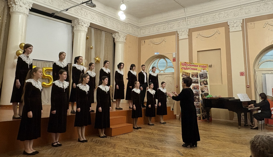Хоровой коллектив старших классов МБУДО ,,ДМШ № 3 им. Н. Г. Лаврентьева,,