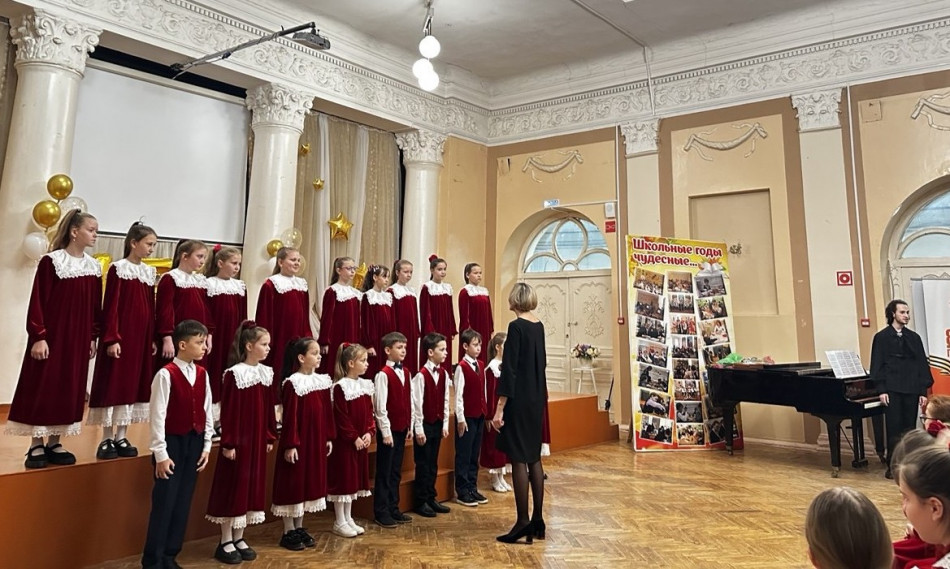 Хоровой коллектив младших классов МБУДО ,,ДШИ № 1 им. А. А. Епанчиной,,